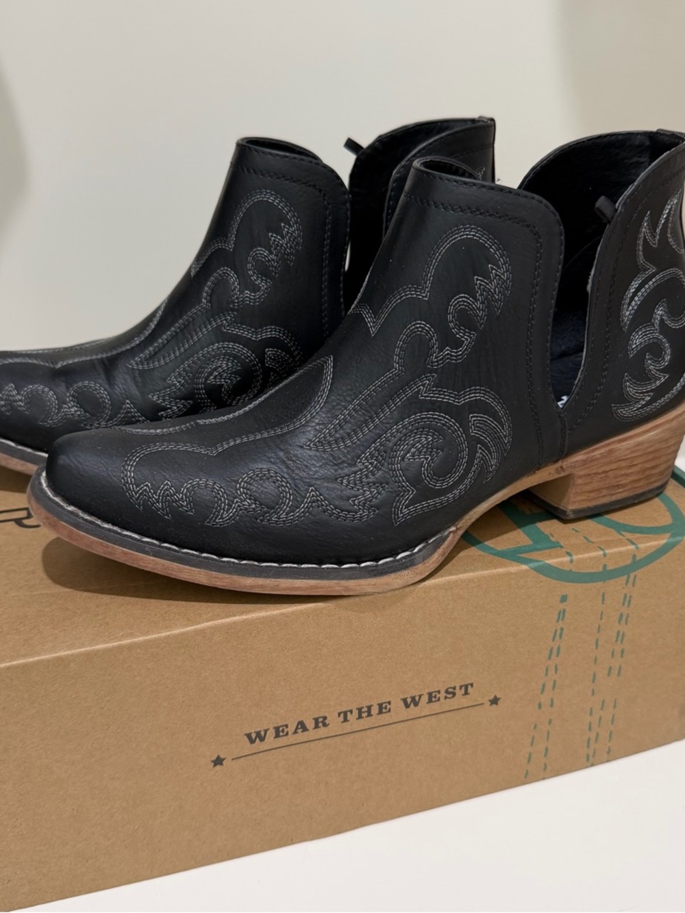 Roper Black Leather Western Ankle Booties with Contrast Stitching